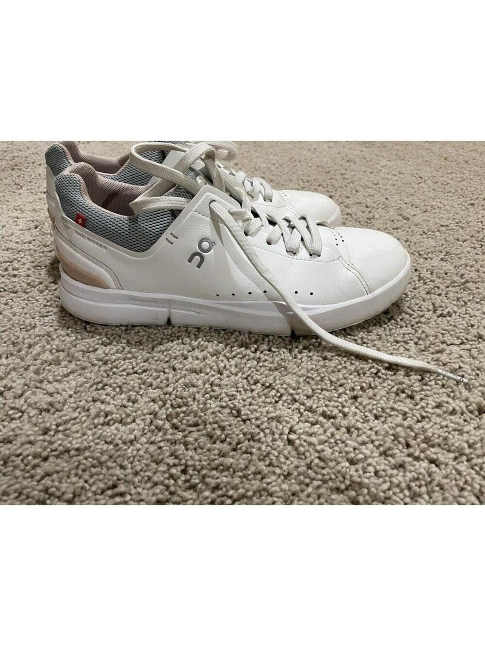 Women’s On Running Cloud The Roger Swiss Engineering Shoes Low 8 white sneakers